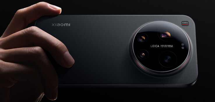 The Xiaomi 17 Ultra in its black finish.