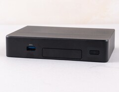 The NUC 8 Rugged is even smaller than your high-end smartphone. (Source: KoolShare)
