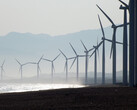 Wind turbines sometimes supply too much electricity and then too little. (Image: pixabay/sonnydelrosario)