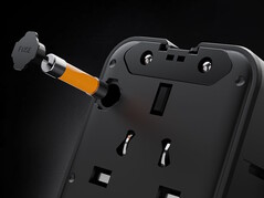 The The Tessan Aero 70 Smart Travel Adapter comes with a built-in safety fuse.