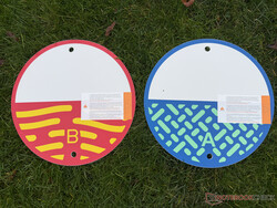 These eye-catching beacons guide from one lawn to another