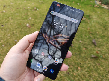 ROG Phone 9 Pro outdoors (image source: Daniel Schmidt)