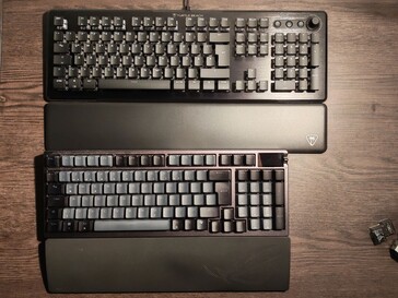 In a direct comparison with the Turtle Beach Vulcan II, the ASUS ROG Azoth 96 HE looks very compact. (Image source: Notebookcheck)