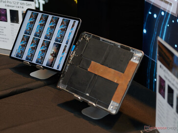 iPad Pro in operation and the model with opened internals. (Photo: Andreas Sebayang/Notebookcheck.com)