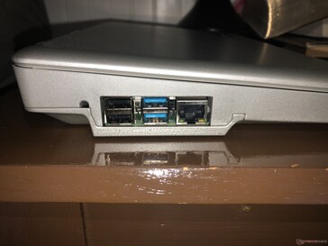 Left: 2x USB 2, 2x USB 3.1 Gen 1 (5 Gbps), Gigabit Ethernet