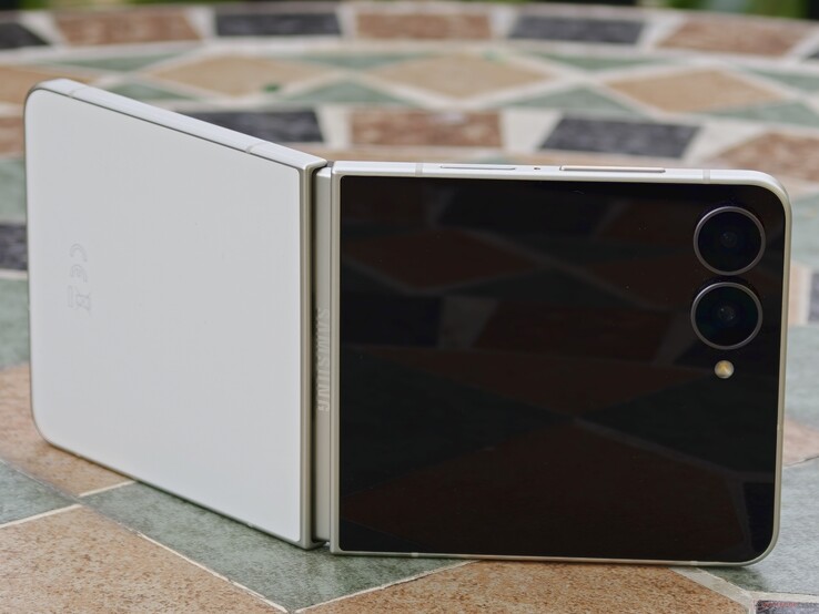 Review of the Samsung Galaxy Z Flip 8 Smartphone