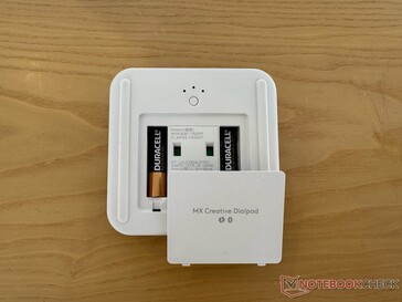 Two AAA batteries are required for operation (Image source: Notebookcheck)