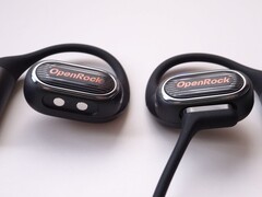 The boom mic magnetically attaches to contacts at the bottom of either earphone. (Image source: Notebookcheck)