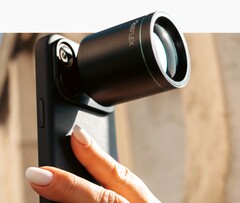 The tele converter from Reeflex adds a 600 mm telephoto camera to the iPhone 17 Pro.