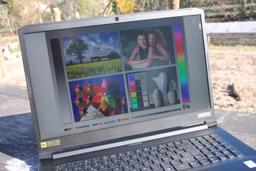 Outdoors: easily usable thanks to the matte surface and good brightness