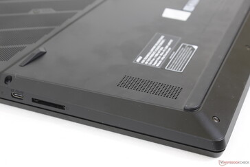 The bottom plate extends upwards toward the edges and corners of the chassis unlike on the Blade 17. This makes servicing slightly more difficult on the MSI