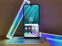 The Samsung Galaxy A16 5G's sturdy plastic case feels good to the touch thanks to its rounded edges, and it also looks stylish. (Image source: Notebookcheck)