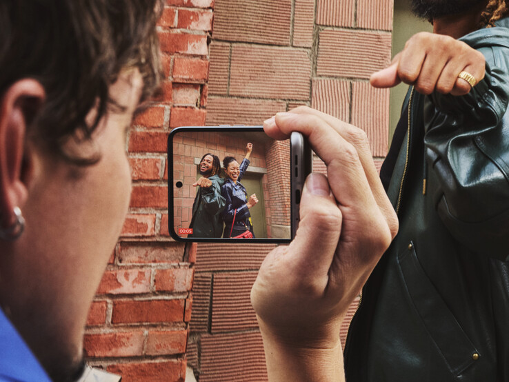 Motorola pre-installs Android 16 on the Razr 70.