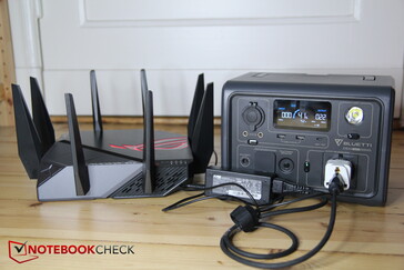 The router can run about 8 - 10 h on a fully charged battery