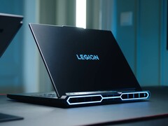 The Lenovo Legion Pro 7i Gen 10 gaming laptop weighs a heavy 2.643 kg (5.83 lbs.). (Image source: NotebookcheckReviews on YouTube)
