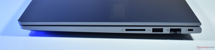 rechts: SD Card reader, USB A 3.2 Gen 1, RJ45-Ethernet, Kensington Lock