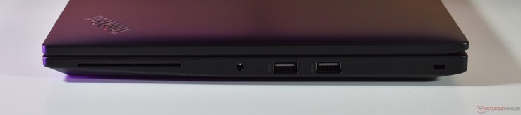 right: Smarcard reader, 3.5mm Audio, USB-A 2.0, USB-A 3.2 Gen 1, Kensington Lock slot