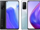 The Xiaomi Mi 10T Pro (right) also comes in a fetching Aurora Blue option for the 256 GB model. (Image source: Xiaomi - edited)