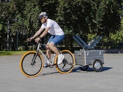 The Roland PAXXTER e is a bike trailer with assistance from two 125W motors. (Image source: Roland)