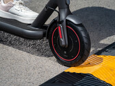The Xiaomi Electric Scooter 4 Pro has 10-inch tires and can carry up to 120 kg loads. (Image source: Xiaomi)