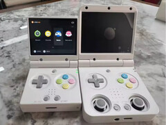 The Miyoo Mini Flip looks much smaller than the existing Miyoo Flip. (Image source: via Miyoo Mini Stock Alerts)