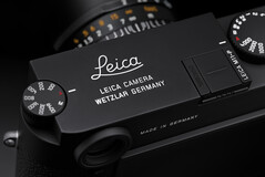 Intentional absence of Leica red circle logo for a discreet look (Image Source: Leica)