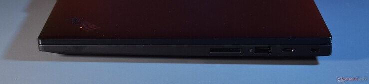 right: SD card reader, USB-A 3.2 Gen 1, USB-C 3.2 Gen 2, Kensington lock slot