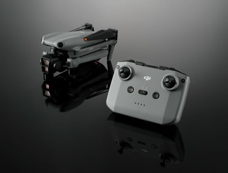 The DJI Air 3 and RC-N2 controller (Image source: @rquandt & WinFuture)