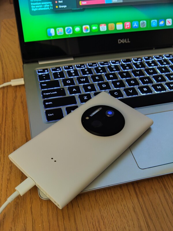 The LumiPhone has a Lightning port, a replacement for the Lumia 1020's micro USB port. (Image source: Reddit)
