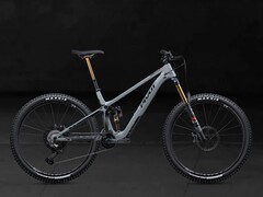 The lightest Pivot Shuttle SL electric mountain bike weighs 36.3 lbs (~16.4 kg). (Image source: Pivot)