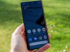 The Google Pixel 6 Pro has a 6.7-inch LTPO AMOLED display with 120Hz refresh rate (Image source: Daniel Schmidt / Notebookcheck) 