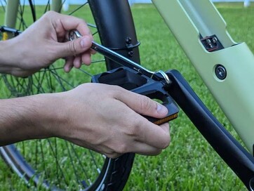 The right and left pedals go on easily (Image Source: Stephen Pereyra / Notebookcheck)
