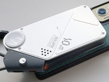 Aulumu M10 protrudes beyond the bottom edge of the phone.