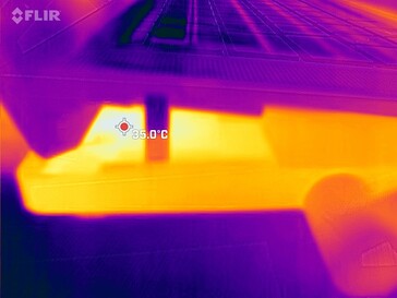Thermal image comparison: base and keyboard in stress test