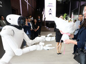 Flowers for Nvidia and a challenge to Tesla Optimus and BYD Xiao Di: LG's AI robot CLOiD welcomes guests in Seoul. LG and Nvidia plan to use 100,000 hours of AI training to target the household and factory robot markets.
