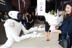 Flowers for Nvidia and a challenge to Tesla Optimus and BYD Xiao Di: LG's AI robot CLOiD welcomes guests in Seoul. LG and Nvidia plan to use 100,000 hours of AI training to target the household and factory robot markets.