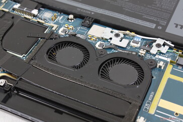 Cooling solution consists of twin ~30 mm fans and one copper heat pipe
