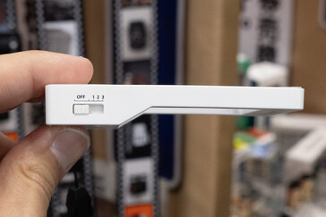 A slide switch lets you switch to video or enable photo effects (Image source: DC.Watch Japan)