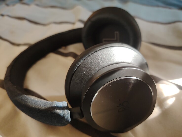 My current set of the Beoplay Portal. Leather head strap replaced with jean material from previous wear and tear. (Image source: Darryl Linington - Notebookcheck)