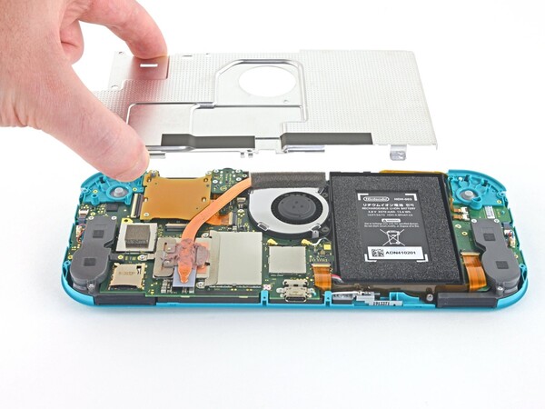 To replace the screen of the Nintendo Switch Lite, you need to remove the back plate. (Image source: iFixit)