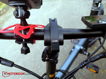 The handlebar can also be rotated via a quick-release lever