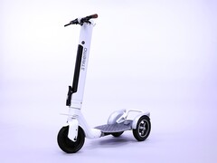 The Striemo three-wheeled e-scooter has a balance assist mechanism for maximum stability. (Image source: Striemo)