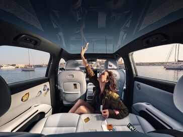 The Xpeng LO3 has a panoramic roof