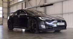 The Tesla Model S featured in AutoTrader&#039;s latest video has clocked 430,000 miles on its original battery and motors. (Source: AutoTrader UK via YouTube)