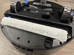 The 27 cm wide and extendable mopping roller of the Ecovacs Deebot T90 Pro Omni impresses in the test.