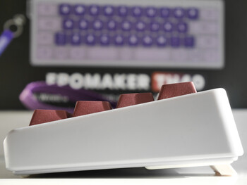 The Cherry profile keycaps and adjustable typing angle make the TH40 a joy to type on. (Image source: Julian van der Merwe / Notebookcheck)