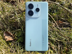 The eye-catching back cover of the Lavender Purple and Coral Green color variants reflects light in a four-part pattern (Image source: Notebookcheck)