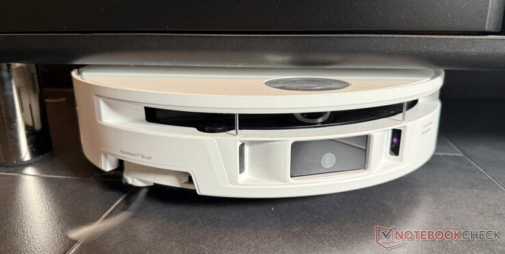 The Mova S70 Roller fits under many pieces of furniture thanks to its height of just 90 mm.