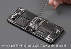 The ROG Phone 6 has jam-packed internals with plenty of cooling capacity. (Image source: WekiHome)
