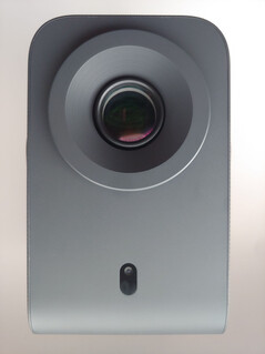 A small front-facing camera beneath the main lens enables automatic focusing. (Image source: Notebookcheck)